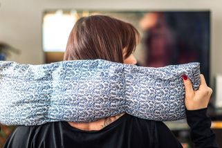 Bolí vás krční páteř? Vyrobte si nahřívací polštářek! - Proženy.cz